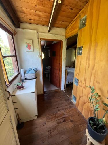 uma vista interior de uma pequena casa com uma casa de banho em Habitación con baño privado y cama doble em Piriápolis