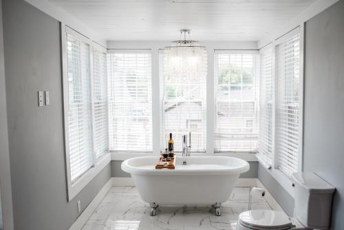 صورة لـ Hamilton's Beach House Stunning Lake Views! Modern Open concept HotTub,firepit, 3BR في هاميلتون