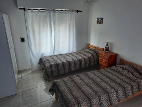 En eller flere senge i et værelse på Necochea-Casa para hasta 4 personas!