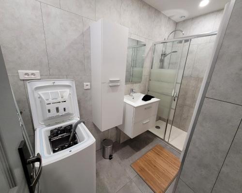 a white bathroom with a sink and a shower at Le Cinéphile : Vivez comme une star à Hollywood ! in Creutzwald-la-Croix