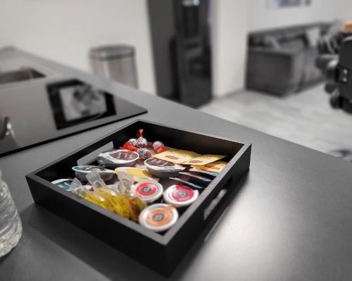 une boîte de sushis assise sur une table dans l'établissement Le Cinéphile : Vivez comme une star à Hollywood !, à Creutzwald-la-Croix