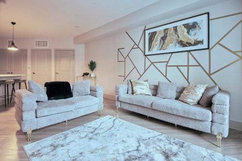 uma sala de estar com dois sofás e uma mesa em Perfect Getaway Rentals LLC em Tampa
