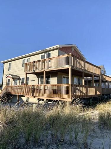 een groot houten huis aan het strand bij het zand bij Ocean Front Beach Haven Crest in Beach Haven Crest