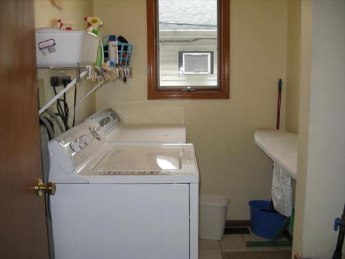 Ένα μπάνιο στο Large Home Located On The Ocean Block In Surf City Just 100 From The Beach