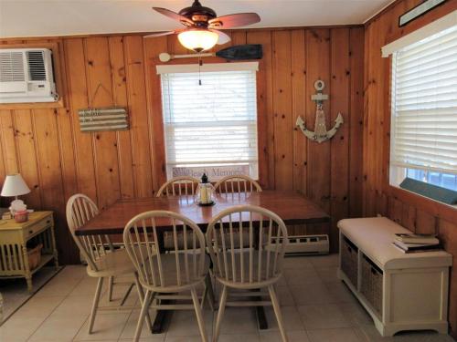 een eetkamer met een tafel en stoelen bij Upgraded 2nd Floor Duplex In The Heart Of Harvey Cedars Close To The Bay Beach And The Ocean, in Harvey Cedars