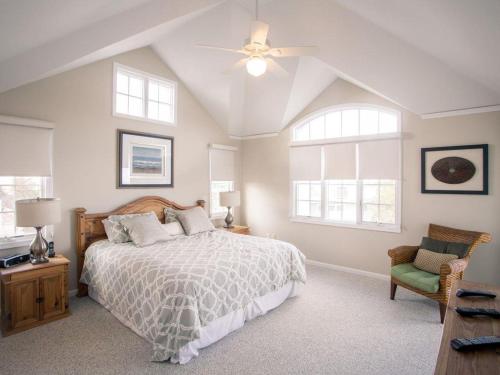 een slaapkamer met een bed en een plafondventilator bij Large Ocean Side Home With Beautiful Views in Loveladies