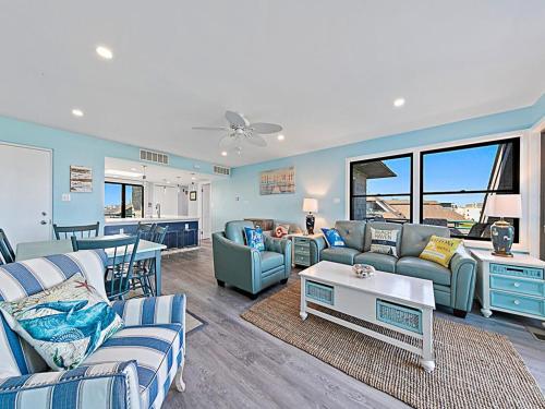 Afbeelding uit fotogalerij van 2 Bedroom 2 Bath 3Rd Floor Fishery Condo With Fabulous Ocean Views in Ship Bottom