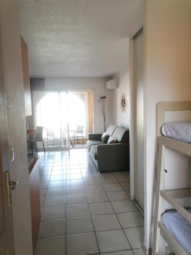 - un salon avec un canapé et un étage dans l'établissement Studio 4 personnes bord de mer avec piscine wifi, à Cervione