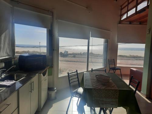 Kuchyň nebo kuchyňský kout v ubytování COMPLEJO DEPARTAMENTOS BePe FRENTE AL MAR