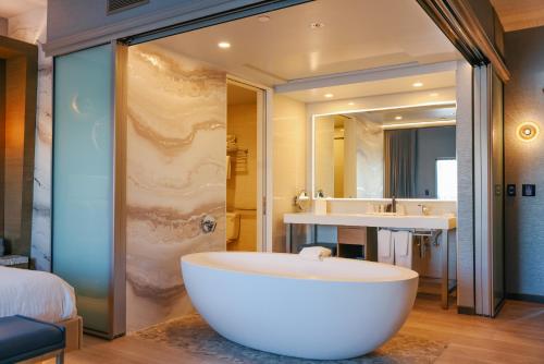 Ein Badezimmer in der Unterkunft Shade Hotel Manhattan Beach