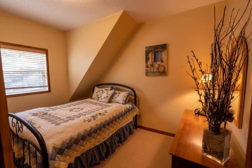 Giường trong phòng chung tại Charming Cabin in the Mountains-HOT TUB!