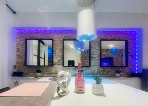 - une bouteille de champagne sur un comptoir dans la chambre dans l'établissement Cosy Love, à Saint-Alban-de-Roche