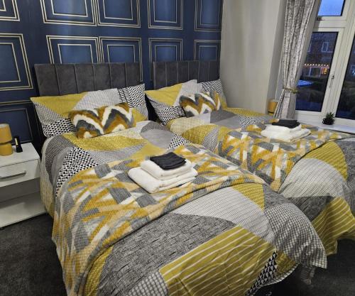 zwei nebeneinander stehende Betten in einem Schlafzimmer in der Unterkunft Clifton House, For Holidays, Contractors, Relocation, Work, Etc, Free Parking and Wifi in Preston