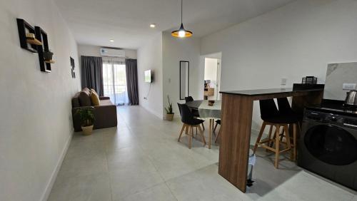 uma cozinha e sala de estar com uma mesa e uma máquina de lavar roupa em MaJo Apart em San Luis