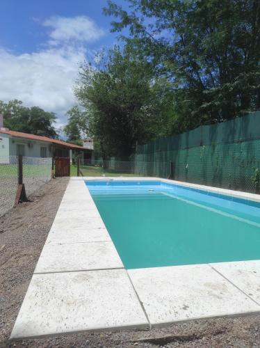 una piscina frente a una valla en DIVINA Y COMODA CASA EN SAN LORENZO PARA 5 PERSONAS!! en San Lorenzo