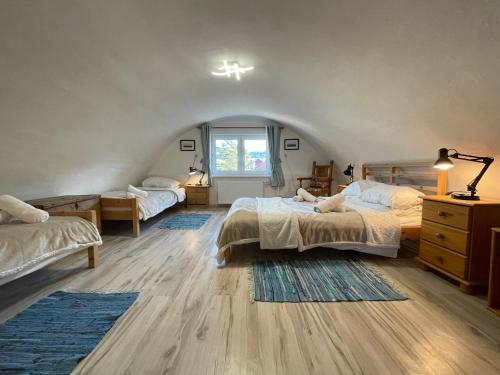 Un dormitorio con dos camas y una ventana. en The Rad, en Liptovský Mikuláš