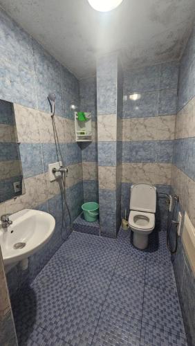 een badkamer met een wastafel, een toilet en een douche bij Amina House in Essaouira