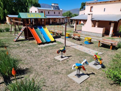 eine Gruppe von Spielzeugfiguren auf einem Spielplatz in der Unterkunft Cabañas Jacy in Tafí del Valle