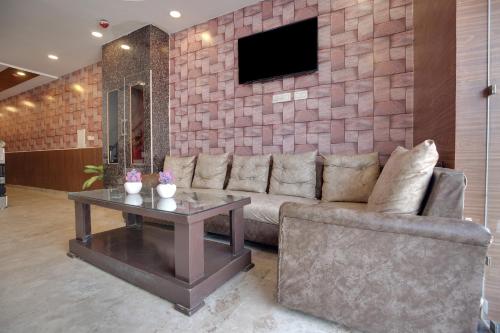 A seating area at OYO Flagship Av Continental