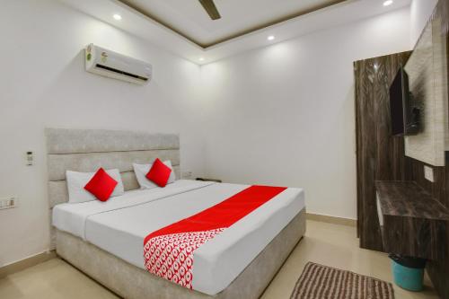 A bed or beds in a room at OYO Flagship Av Continental