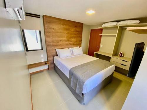 um quarto com uma cama grande num quarto em Edifício Top Unique ER Hospedagens em Maceió