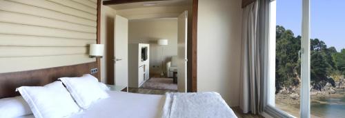 Łóżko lub łóżka w pokoju w obiekcie Hotel Portocobo
