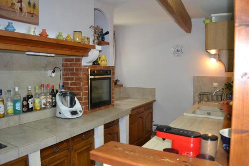 Una cocina o cocineta en Maison familiale Sud Drôme-Ardèche