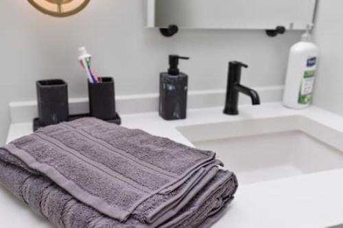 een handdoek op een badkamerbar naast een wastafel bij Corporate Housing by MGM in Detroit