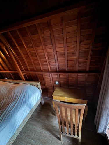 Un pat sau paturi într-o cameră la Seseh Cabin Villa
