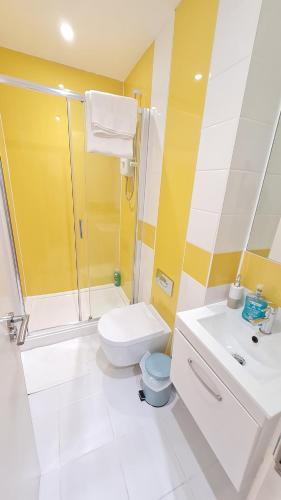een badkamer met een douche, een toilet en een wastafel bij PPL Apartments in Sheffield