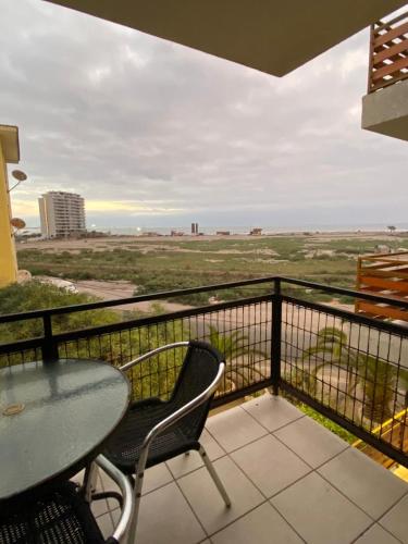 阿里卡的住宿－Departamento Vistamar，阳台配有桌椅,享有海景。
