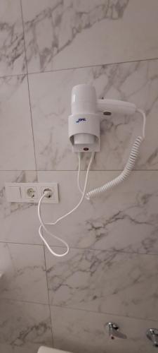 un teléfono blanco en la pared de un baño en La Marina, en Alicante