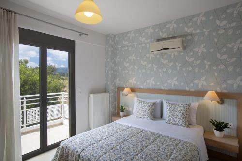 En eller flere senge i et værelse på Salvia Villas