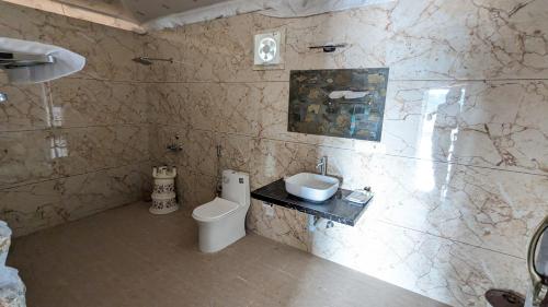 y baño con aseo y lavamanos. en Agvani Resort, en Bera