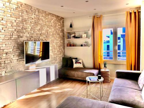 Televízia a/alebo spoločenská miestnosť v ubytovaní Beautiful view apartment with garage space