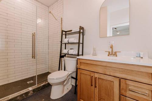 La salle de bains est pourvue de toilettes et d'un lavabo. dans l'établissement East Main Lofts - Farmhouse 204, à Madison
