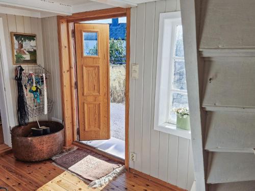 Habitación vacía con puerta y ventana en Holiday home Averøy VII, en Averoy