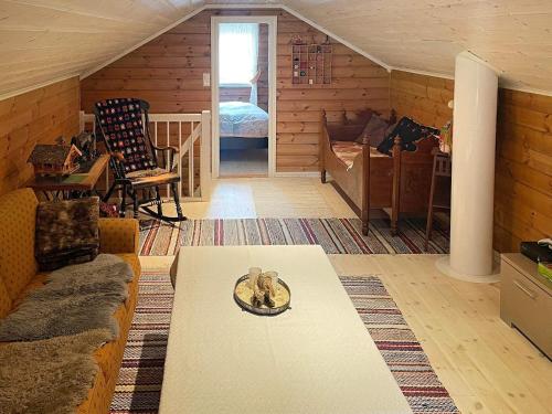 uma sala de estar com um gato sentado numa mesa em Holiday home Valldal IV em Valldal
