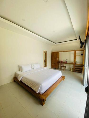 een slaapkamer met een groot bed in een kamer bij Villa Damai in Dalung