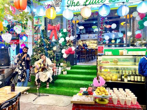Un homme jouant de la guitare dans un magasin de Noël dans l'établissement Catba Pod Hostel, à Cat Ba