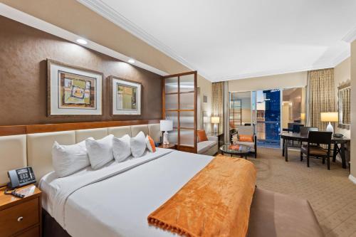 Habitación de hotel con cama grande y sala de estar. en Lucky Gem Luxury Suite MGM Signature, Balcony Strip View 2605, en Las Vegas