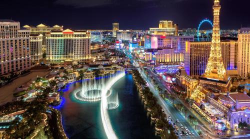 Nespecifikovaný výhled na destinaci Las Vegas nebo výhled na město při pohledu z hotelu