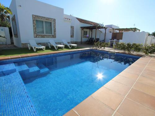 Casa familiar con piscina privada y WiFi, cerca del mar, aire acondicionado, mascotas y playa para perros. - ES-184-1