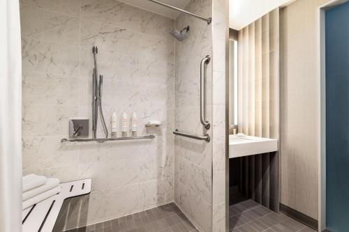 クイーンズにあるMarriott New York JFK Airportのバスルーム(シャワー、シンク付)