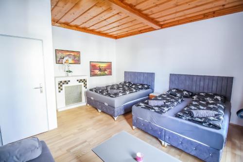ein Wohnzimmer mit 2 Betten und einem Sofa in der Unterkunft Cozy Rooms in Pragerstrasse in Wien