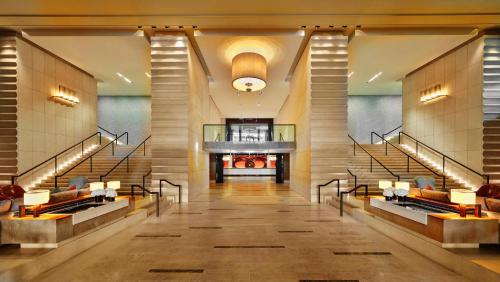 um lobby de um hotel com escadas e um lobby em InterContinental Genève, an IHG Hotel em Genebra
