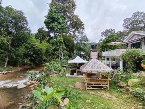 uitzicht op het huis vanaf de rivier bij Dango1881muslim riverstay in Padang Rengas