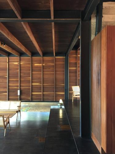 パナドゥラにあるGanga-Langaの木製ブラインドとベンチ付きの客室です。