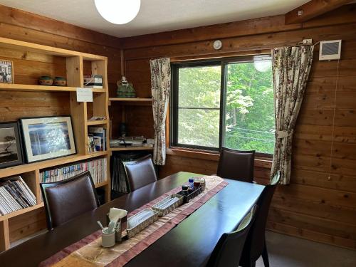 uma sala de jantar com uma mesa e cadeiras e uma janela em Zao Pension Aramiya - Vacation STAY 86181v em Kaminoyama