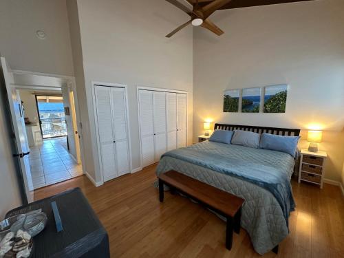 カイルア・コナにあるOceanfront Penthouse with Loftのベッドルーム1室(ベッド1台付)、リビングルームが備わります。